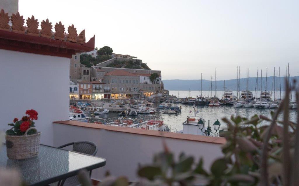 In Hydra Apartment Bagian luar foto